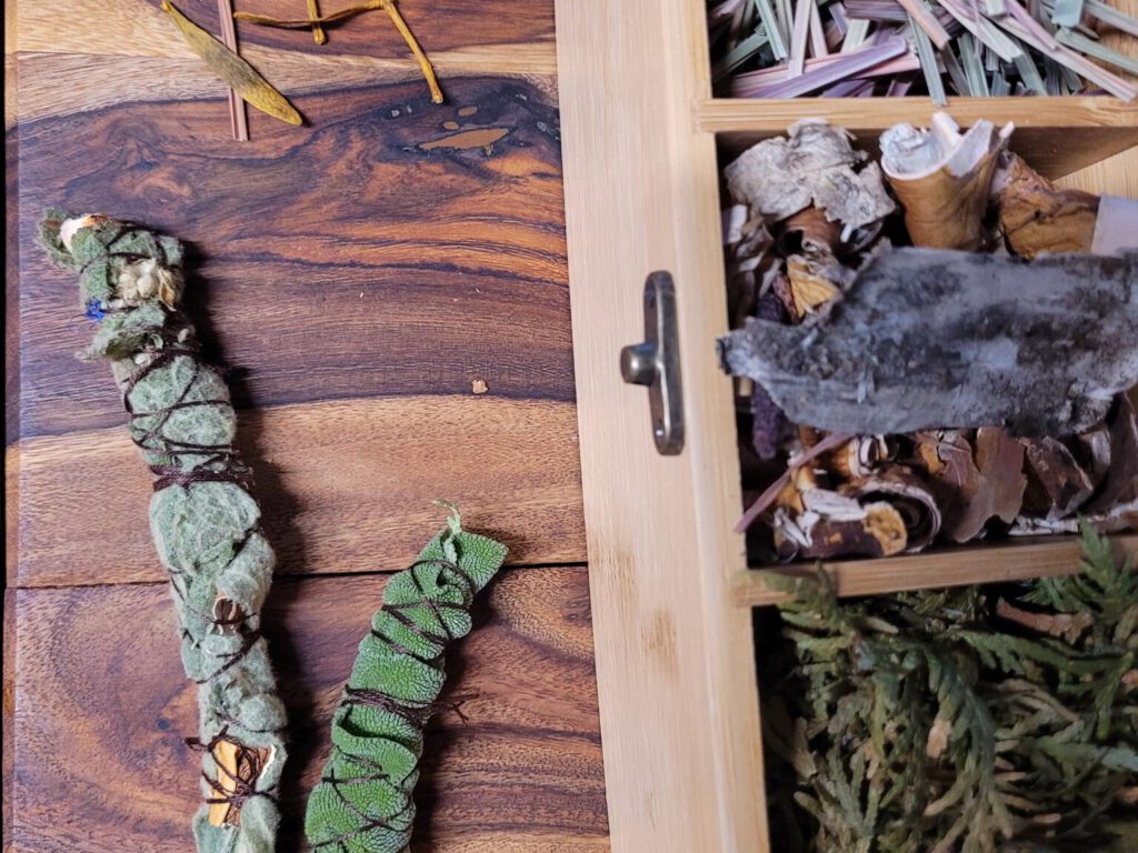 Räucherbündel und heimische Räuchermaterialien für den Workshop „Kraft und Magie des Räucherns“